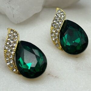 Vintage emerald green rhinestones pierced earrings.